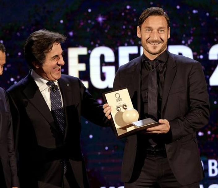 Urbano Cairo, presidente del Torino e di Rcs, ha consegnato il trofeo a Totti